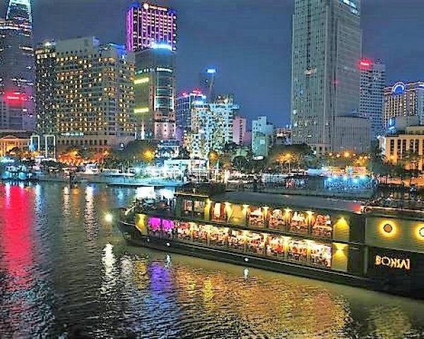 Bonsai boat by night- Saigon (resize)